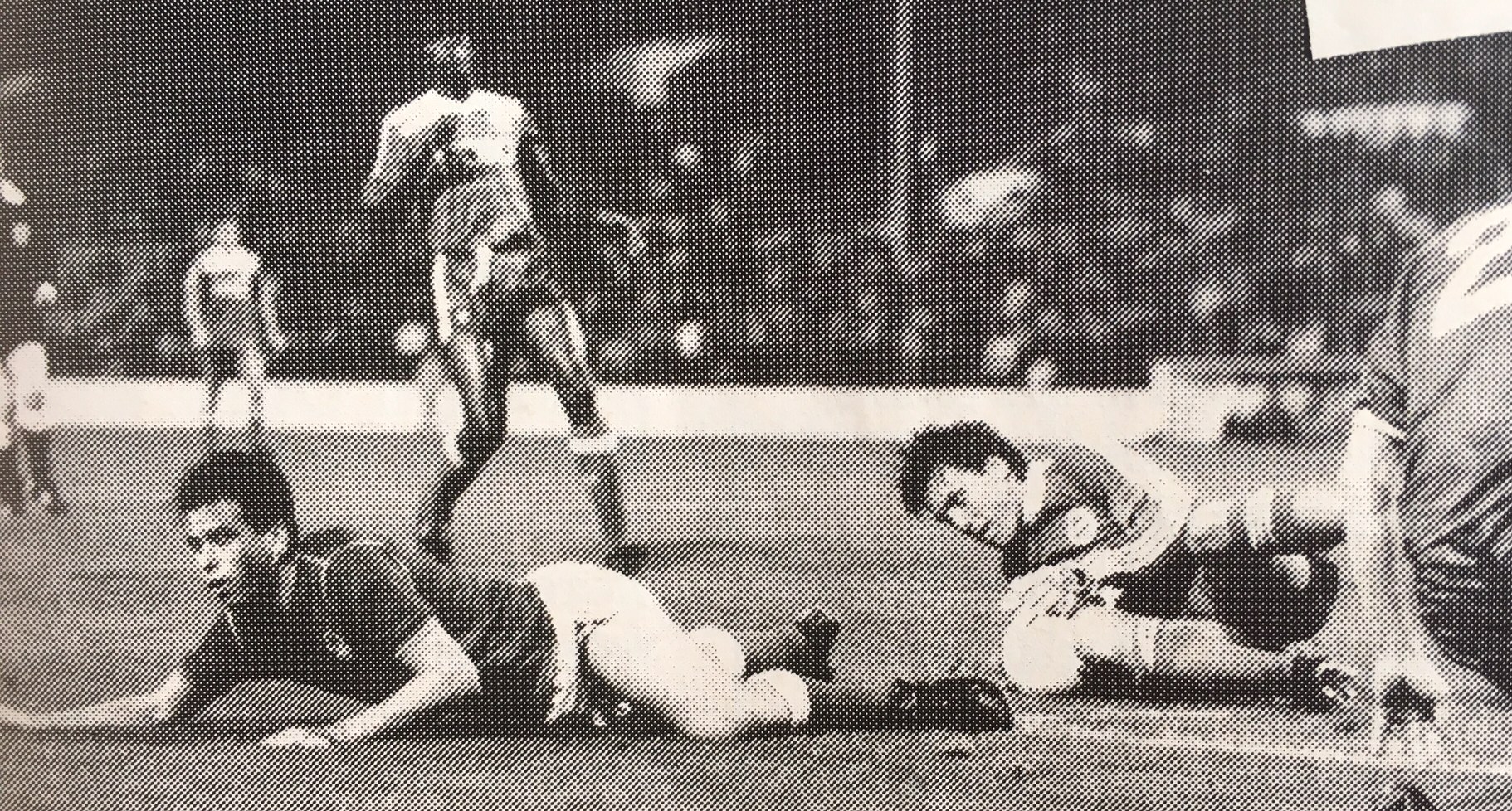 'keeper Gatt - webb on ground